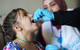 一名黎巴嫩女孩正在接種麻疹疫苗。（圖：WHO）