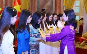 國家副主席武氏映春向科技年輕人才代表贈送胡主席肖像。（圖：越通社）