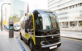11月24日，在韓國首爾，一輛自動駕駛巴士駛入停靠站點。（圖：新華社）