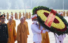越南佛教教會神職人士、骨幹領導與出席大會代表虔誠敬獻花圈晉謁胡志明主席陵。（圖：善明）