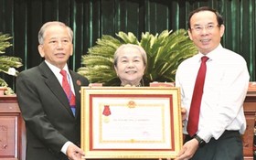 市委書記阮文年轉授二等勞動勳章給市抗戰傳統俱樂部。