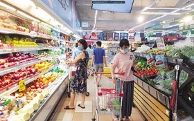 消費者在超市選購物品。（圖：VTV）