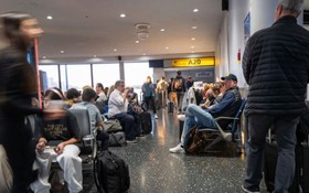 2022年11月22日，在美國新澤西州紐瓦克，人們在一年中最繁忙的旅行日之一的前一天穿過紐瓦克自由國際機場。（圖：Getty Images）