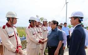 政府總理范明政鼓勵和平風力發電項目工人。（圖：VGP）
