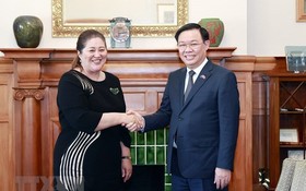 國會主席王廷惠（右）會見新西蘭總督辛蒂‧基羅。（圖：越通社）