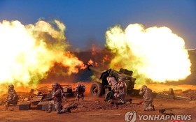 朝鮮國務委員會委員長金正恩從上月25日至本月9日對朝鮮人民軍戰術核武器運用部隊、遠程砲兵部隊及航空部隊的訓練進行指導。圖為朝軍進行砲擊的場面。（圖：韓聯社/朝中社）