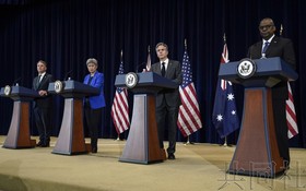 美澳外長防長磋商（2+2）後，美國國務卿布林肯（右二）等人舉行聯合記者會。（圖：共同社）