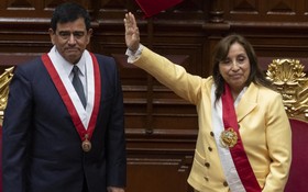 秘魯副總統迪娜‧博盧阿特（右）在國會宣誓就任總統。（圖：AFP）