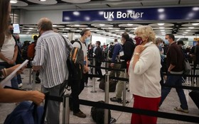圖為2021年6月29日，乘客在倫敦希思羅機場邊境管制處排長隊等候辦理手續。（圖：路透社）