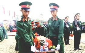 平福省追悼與安葬122具烈士骸骨。（圖片來源：互聯網）