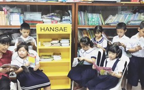 潁川學校的老師和學生在閱讀新書。（圖片來源：心雨）