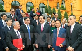 國家主席陳大光接見各新任駐外大使。（圖片來源：越南通訊社/顏創）