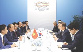 阮春福總理與韓國總統文在寅舉行會議。（圖片來源：互聯網）