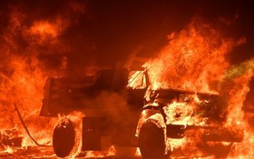 納帕郡從8日到9日至少14處山火，消防員救火疲於奔命。圖為大火正吞噬一輛卡車。(Getty Images)