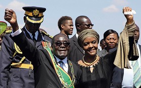 2014年8月11日，穆加貝與妻子一起出席津巴布韋英雄節。