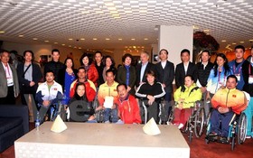 越南駐墨西哥大使阮淮陽（左九後排）與越南殘疾舉重隊合影。