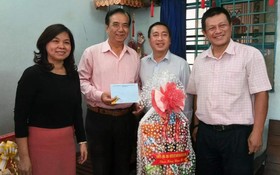 朱杞文同志（右三）獲代表團贈送新年禮物。