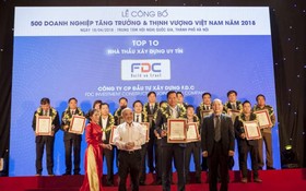 吴清峰先生代表F.D.C公司荣获2018年10强信誉建筑承包商奖