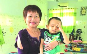 平西市場華人商販應氏蓮發起社會慈善活動，並於昨(27)日組團前往看望天福孤兒院。