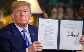 美總統特朗普展示簽署的總統備忘錄。