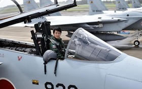 日本首位戰機女機師誕生