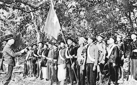 越南解放軍宣傳隊於1944年12月22日在原平縣的森林中舉行成立儀式。