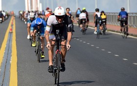 運動員參加自行車賽。