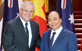 政府總理阮春福與澳大利亞總理 斯科特親切握手。