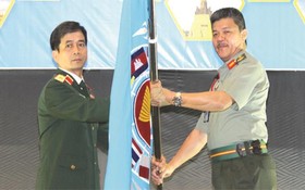 黃金鳳少將（左）接收APCN旗幟。