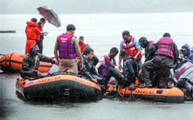 救援人員在湖面上搜救。