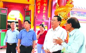 陳友福副主席(右二)與代表們參觀溫陵會館。