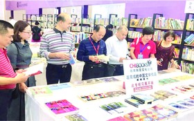 中國讀者參觀麗芝文化傳媒公司的展位。