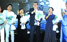郭志峰先生（（右三）在台上啟動「夢想飛機」儀式。