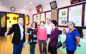 麒麟向各位嘉賓介紹其收藏的西堤華人 懷舊物品展。