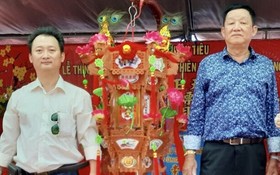 理事長鄒國榮(左)把“觀音蓮 花寶燈”交給得主陸國明先生。