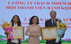 市委副書記阮氏麗代表頒授２個二等勞動勳章給亞洲餅家及高肇力。