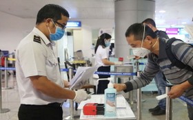 乘客在本市新山一機場進行醫療申報。