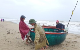 漁民上岸避颱風。