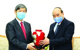 政府總理阮春福向日本國際合作機構主席贈送紀念品。
