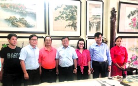人民藝人張漢明(左三)與郡領導及學生合照。
