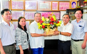 　　市民族處主任黃文鴻玉(右二)向劉劍昌 醫師(右三)贈送鮮花。