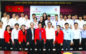 受惠大學生與越南、 胡志明市紅十字會領導 及贊助商合影。