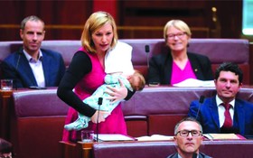 2017年，澳大利亞綠黨參議員沃特斯創造了歷史，成為在議會中首位母乳餵養的女性
