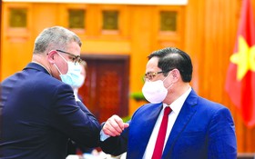 政府總理范明政昨(28)日下午在政府辦事處，接見了正在訪問越南的第二十六屆聯合國氣候變化大會(COP 26)主席兼英國商務能源與工業大臣阿洛克‧夏爾馬。