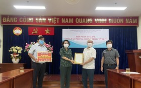 市越南祖國陣線委員會主席蘇氏碧珠代表接收。