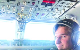 今年的相片顯示戴蒙身處飛機駕駛艙內。