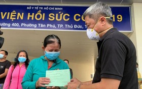 衛生部副部長阮長山本月二十六日在新冠肺炎加護醫院向 康復者交予出院證明書。