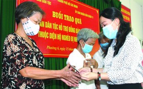 市民族處副主任鄧氏雪梅向感染新冠肺 炎病毒的貧困少數民族同胞贈送資助金。