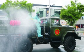 第七軍區防化部隊進行消毒以防止新冠肺炎病毒 傳播。