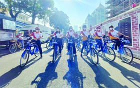 騎自行車遊行響應“胡志明市-我愛之城”旅遊週。